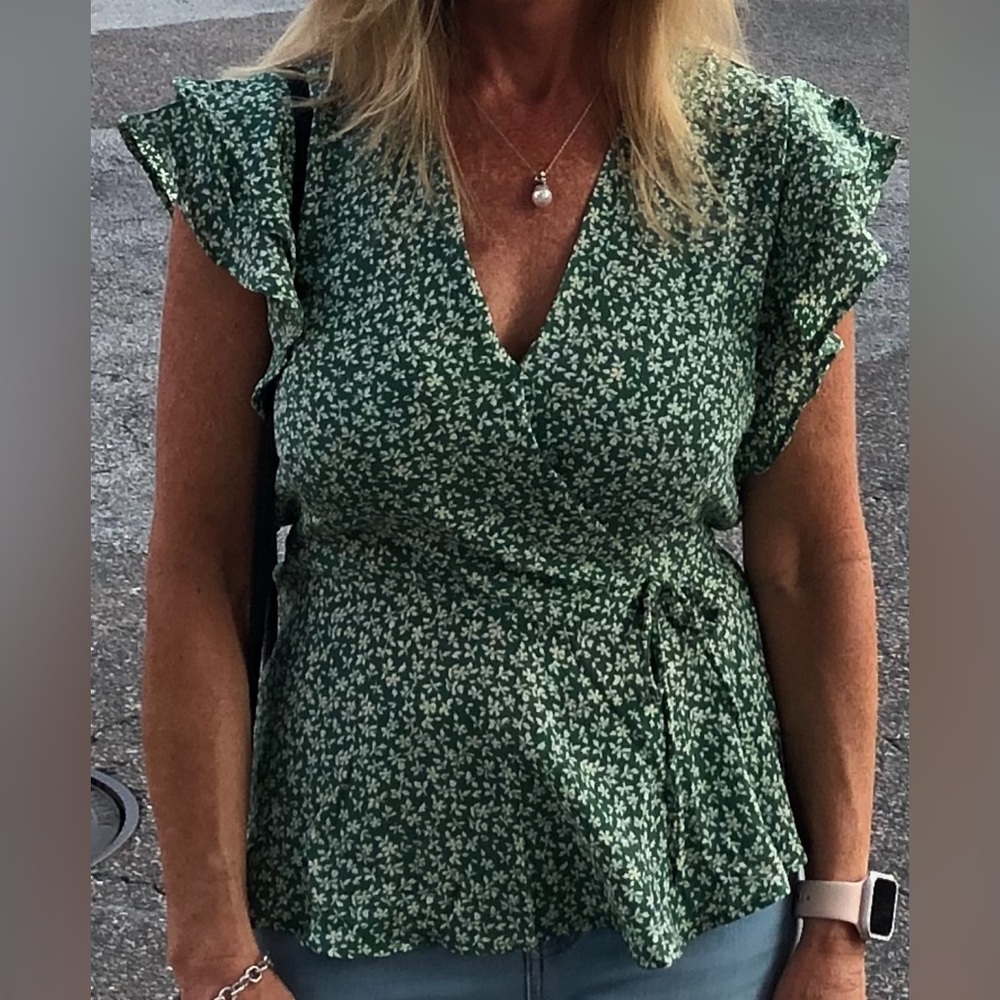 Monteau Los Angeles Green Floral Cap Sleeve V-neck Blouse